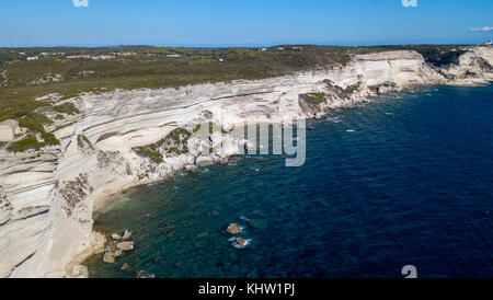 Luftaufnahme auf weißem Kalkstein Felsen, Klippen. Bonifacio. Korsika, Frankreich. Straße von Bonifacio zwischen Korsika aus Sardinien Stockfoto