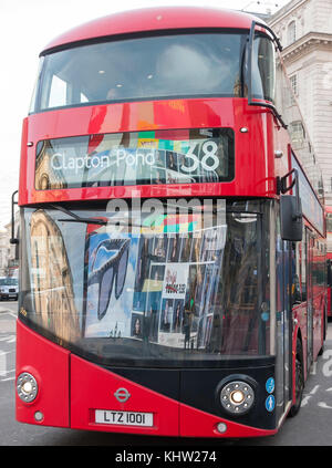 Clapton Bus mit Leuchtreklame Reflexionen, Piccadilly Circus, Piccadilly, West End, Westminster, London, England, Vereinigtes Königreich Stockfoto