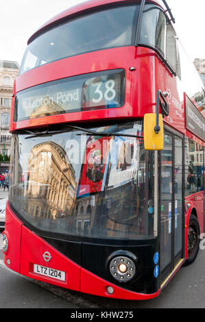 Clapton Bus mit Leuchtreklame Reflexionen, Piccadilly Circus, Piccadilly, West End, Westminster, London, England, Vereinigtes Königreich Stockfoto