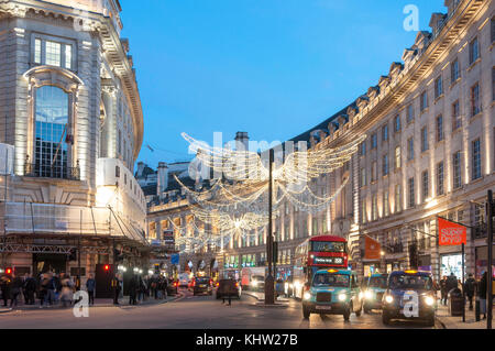 Weihnachtsbeleuchtung in der Dämmerung in der Regent Street, Soho, Westminster, London, England, Vereinigtes Königreich Stockfoto