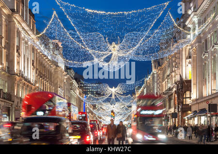 Weihnachtsbeleuchtung in der Dämmerung in der Regent Street, Soho, Westminster, London, England, Vereinigtes Königreich Stockfoto