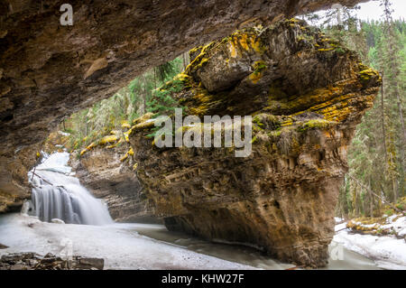 Hidden Falls und die Höhle in der Johnston Canyon Stockfoto