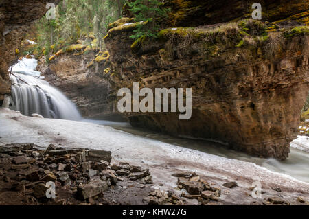 Hidden Falls und die Höhle in der Johnston Canyon Stockfoto