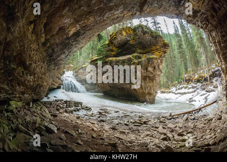 Hidden Falls und die Höhle in der Johnston Canyon Stockfoto