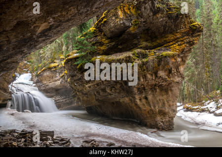 Hidden Falls und die Höhle in der Johnston Canyon Stockfoto