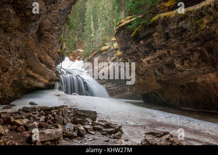 Hidden Falls und die Höhle in der Johnston Canyon Stockfoto