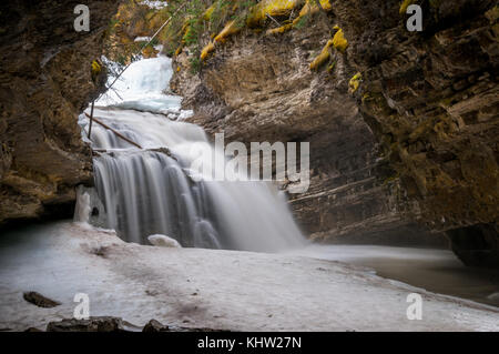 Hidden Falls und die Höhle in der Johnston Canyon Stockfoto