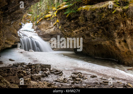 Hidden Falls und die Höhle in der Johnston Canyon Stockfoto