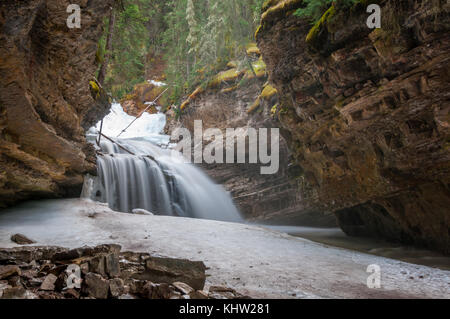 Hidden Falls und die Höhle in der Johnston Canyon Stockfoto