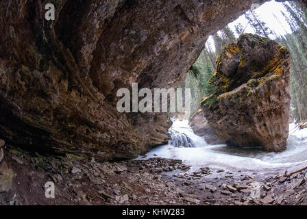 Hidden Falls und die Höhle in der Johnston Canyon Stockfoto