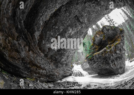 Hidden Falls und die Höhle in der Johnston Canyon Stockfoto