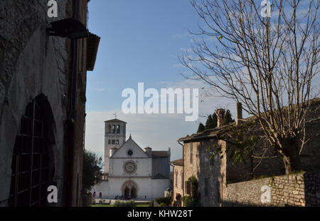 Basilica di San Francesco, Assisi, Umbrien, Italien. Blick von einer mittelalterlichen Straße in einem bewölkten Wintertag Stockfoto