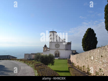 Basilica di San Francesco, Assisi, Umbrien, Italien. Vorderansicht. Stockfoto