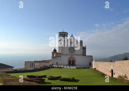 Basilica di San Francesco, Assisi, Umbrien, Italien. Vorderansicht. Stockfoto