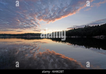 Sonnenuntergang Reflexionen über George Lake in Killarney Provincial Park in Ontario, Kanada. Stockfoto