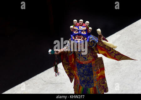 Lama mit offenen Armen in festlicher monastischen Kleidung führt Maske Tanz im buddhistischen Kloster von KARCHA, zanskar. Stockfoto