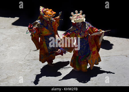 Tibetische Mönche führen Sie den dynamischen cham Tanz, die Maske Tanz zu den hell erleuchteten Spielplatz von Kloster, karcha gonpa, Zanskar, Nordindien. Stockfoto