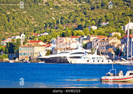 Luxus Yachten in Vis Hafen Summer View, berühmte Reiseziel Kroatien Stockfoto