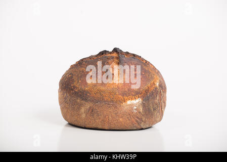 Frisch gebackenen Laibe von Runden artisan Sauerteig Vollkornbrot auf isolierten Hintergrund. Stockfoto