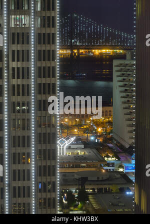 Festliche Beleuchtung von Embarcadero Center und der Waterfront, San Francisco CA Stockfoto