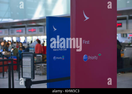 Cathay Pacific (CX) First Class Check-in am San Francisco International flughafen (KSFO), Burlingame CA Stockfoto