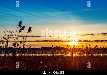 Sonnenuntergang über dem Fluss im Winter Stockfoto