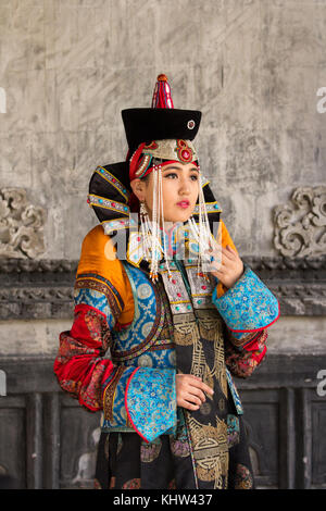 Junge Mongolin im traditionellen Kostüm aus dem 13. Jahrhundert in einem Tempel. Ulaanbaatar, Mongolei. Stockfoto