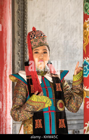 Junge Mongolin im traditionellen Kostüm aus dem 13. Jahrhundert in einem Tempel. Ulaanbaatar, Mongolei. Stockfoto