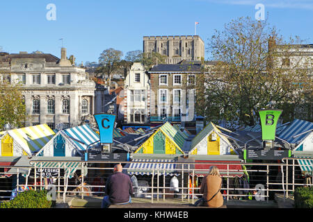 Ein Blick über den Markt zur Burg im Stadtzentrum von Norwich, Norfolk, England, Großbritannien. Stockfoto