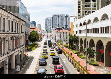 Singapur - 6. Oktober 2017: Ein Blick auf Autos und Busse, die an einem sonnigen Tag entlang der traditionellen Fassade von Chinatown in Singapur fahren. Stockfoto