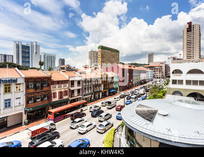 Singapur - 6. Oktober 2017: Ein Blick auf Autos und Busse, die an einem sonnigen Tag entlang der traditionellen Fassade von Chinatown in Singapur fahren. Stockfoto