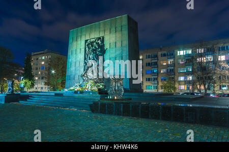 Nachtansicht des Warschauer Ghettos Helden Denkmal im ehemaligen jüdischen Viertel der polnischen Hauptstadt Warschau, Polen. Stockfoto