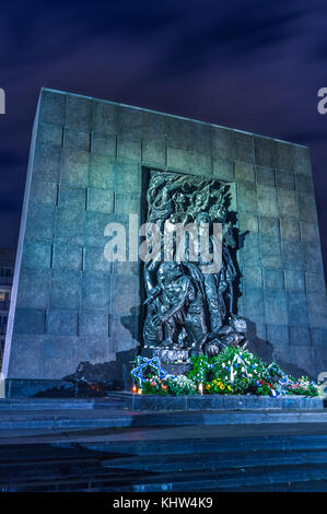 Nachtansicht des Warschauer Ghettos Helden Denkmal im ehemaligen jüdischen Viertel der polnischen Hauptstadt Warschau, Polen. Stockfoto