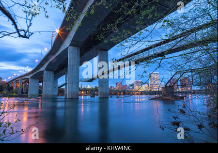 Die berühmte Robert E. Lee Brücke über den James River, mit den Richmond City Hochhäusern im Hintergrund, Virginia, USA. Stockfoto