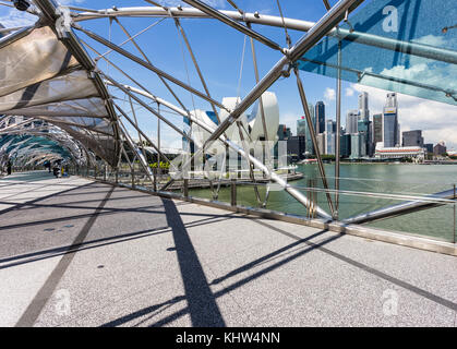 Singapur - Oktober 6, 2017: Die Fußgängerzone helix Brücke verbindet die*Bay Sands Hotel in Singapur mit dem Finanzviertel. Das ist ein beliebtes Stockfoto