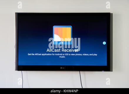 Montreal, Kanada - 15. November 2017: allcast receiver App auf Lg Tv-Bildschirm. der App ist eine der beliebtesten Anwendungen Inhalte von Mobile dev zu werfen Stockfoto