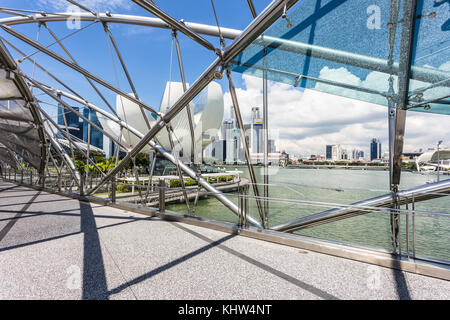 Singapur - Oktober 6, 2017: Die Fußgängerzone helix Brücke verbindet die*Bay Sands Hotel in Singapur mit dem Finanzviertel. Das ist ein beliebtes Stockfoto