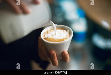 Cappuccino mit Milch Blume Stockfoto