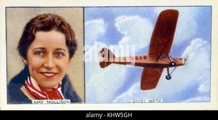 Abbildung: Darstellung von Amy Mollison (geborene Johnson) und Ihr Flugzeug Schwammspinner. Amy Mollison (geborene Johnson) (1903-1941) ein britischer Pilot, der solo Fliegen oder mit ihrem Ehemann, Jim Mollison, setzen viele Datensätze bei der rasanten Entwicklung des Luftverkehrs in den 1930er Jahren. Vom 20. Jahrhundert Stockfoto