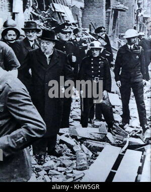 Foto von Sir Winston Churchill wandern unter den Trümmern der Häuser, die als Folge eines Luftangriffs auf London. Sir Winston Leonard Spencer-Churchill (1874-1965), britischer Politiker und Premierminister des Vereinigten Königreichs. Vom 20. Jahrhundert Stockfoto