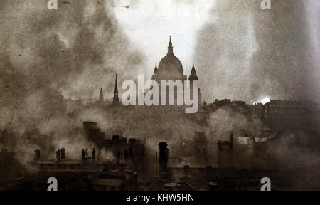 Foto von Saint Paul's Cathedral bei Luftangriffen in der Nacht vom 29. Dezember 1940 berücksichtigt. Vom 20. Jahrhundert Stockfoto