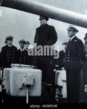 Foto von Sir Winston Churchill Adressierung der Crew der H.M.S. Nach ihrer Rückkehr aus dem Untergang der Deutschen cruiser Admiral Graf Spee in der Schlacht von der River Plate Exeter. Sir Winston Leonard Spencer-Churchill (1874-1965), britischer Politiker und Premierminister des Vereinigten Königreichs. Vom 20. Jahrhundert Stockfoto