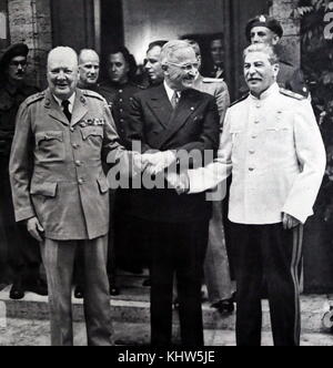 Foto von Präsident Harry S. Truman, Sir Winston Churchill und Joseph Stalin die Hände schütteln während der Potsdamer Konferenz. Sir Winston Leonard Spencer-Churchill (1874-1965), britischer Politiker und Premierminister des Vereinigten Königreichs. Harry S. Truman (1884-1972) Der 33. Präsident der Vereinigten Staaten. Joseph Stalin (1878-1953) eine sowjetische Revolutionäre, politische Führer, und Premier der Sowjetunion. Vom 20. Jahrhundert Stockfoto