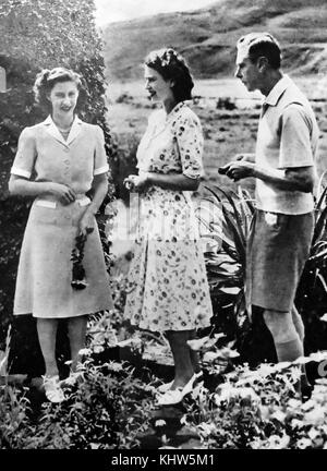 Foto von König George VI mit seinen zwei Töchtern, Prinzessin Margaret (links) und Prinzessin Elizabeth (Mitte). George VI (1895-1952) König von Großbritannien und die Dominions des British Commonwealth, der letzte Kaiser von Indien und der erste Leiter des Commonwealth. Prinzessin Margaret, Countess von Snowdon (1930-2002). Prinzessin Elizabeth (1926-) Königin von Großbritannien, Kanada, Australien und Neuseeland. Vom 20. Jahrhundert Stockfoto