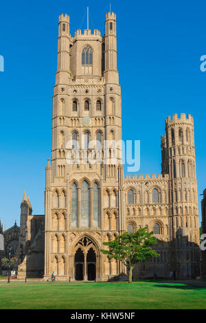 Ely Cathedral UK, Blick im Sommer auf den Westturm der Ely Cathedral, Cambridgeshire, England, Großbritannien. Stockfoto