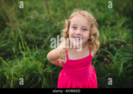 Portrait von Blonde Mädchen im Gras Stockfoto