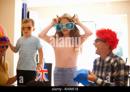Familie spielen Dress Up, tragen komische Hüte und Gläser, Lachen Stockfoto