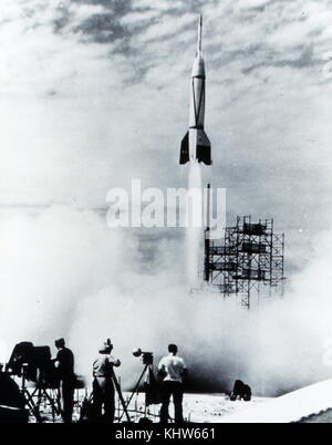 Foto von einem V-2-Rakete, die weltweit erste long-range ballistic missile geführt, eingeleitet. Die Rakete mit einer flüssigen Treibstoff rocket Motor wurde während des Zweiten Weltkriegs in Deutschland als habe ngeance Waffe", "Zugewiesen" Alliierten Städte als Vergeltung für die alliierten Bombenangriffe auf deutsche Städte in Angriff entwickelt. Vom 20. Jahrhundert Stockfoto