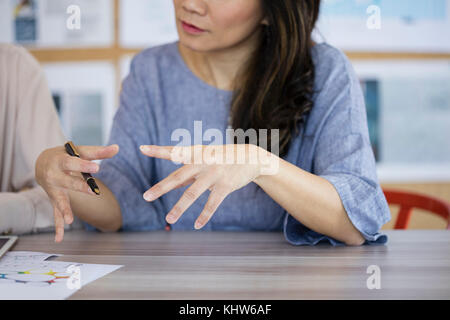 Frau erklären Konzept mit animierten Gesten der Hand Stockfoto