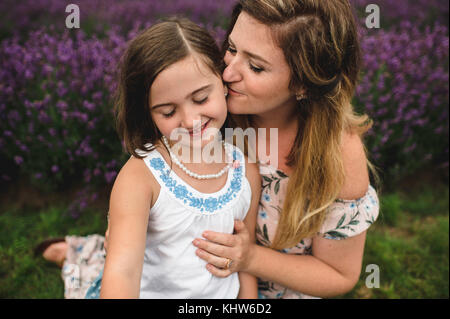 Mutter und Tochter im Lavendelfeld, campbellcroft, Kanada Stockfoto